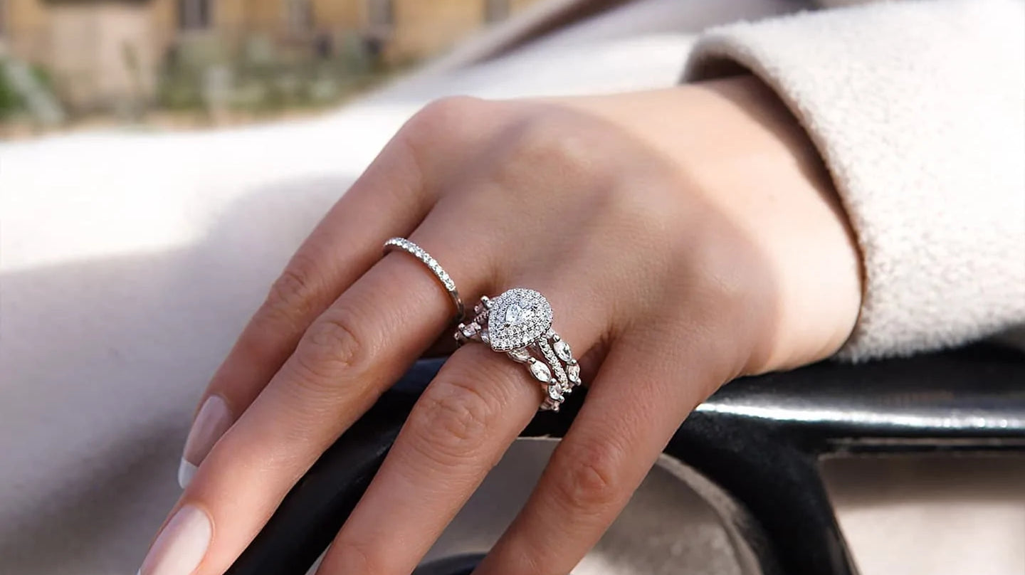Hvorfor vælge en safirring over en diamantring som forlovelsesring?