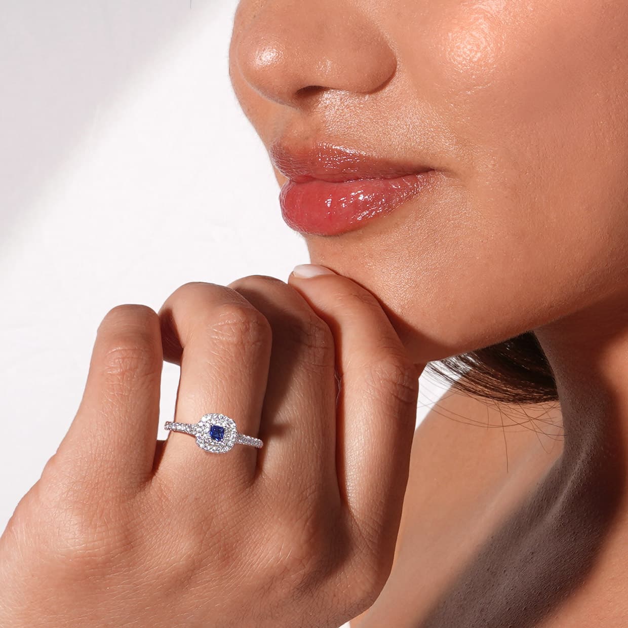 Athen blå cushion cut safir forlovelsesring med dobbelt halo