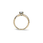Bellagio solitaire princess cut forlovelsesring med sidediamanter