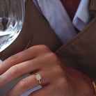 Romeo firkantet halo diamant forlovelsesring i guld